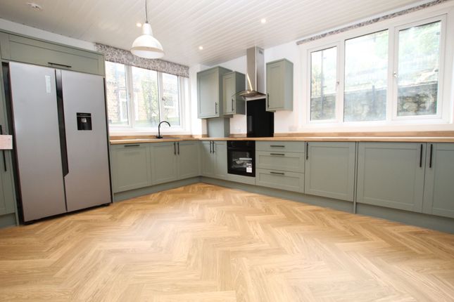4 Peel Cottage Road, Todmorden photo 3