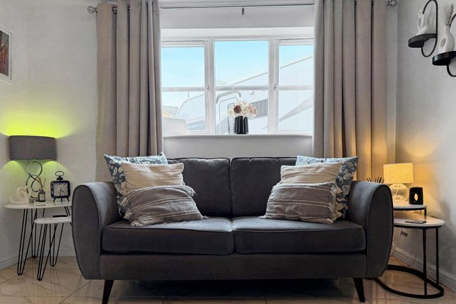 24 Downey Grove, Hengoed photo 4
