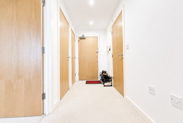 Queensway, Redhill RH1 photo 3