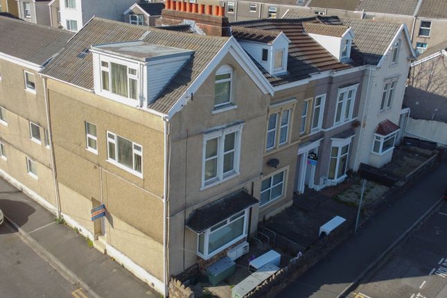 Flat to rent in Phillips Parade, Swansea