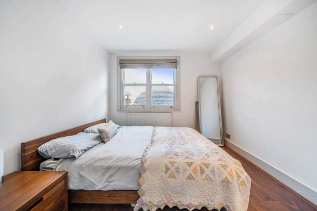 Flat for sale in Barclay Road, London