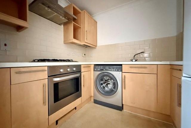Flat B, 19, Smart Close, Swindon photo 2