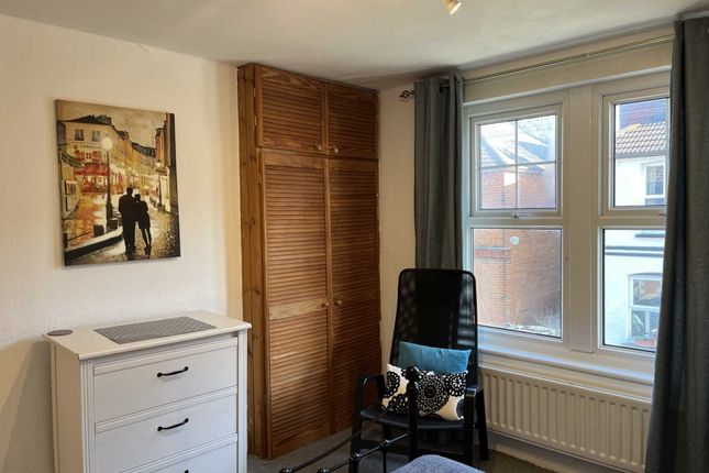 Room to rent in Room 6, 25 Springfield Road, Guildford, Surrey