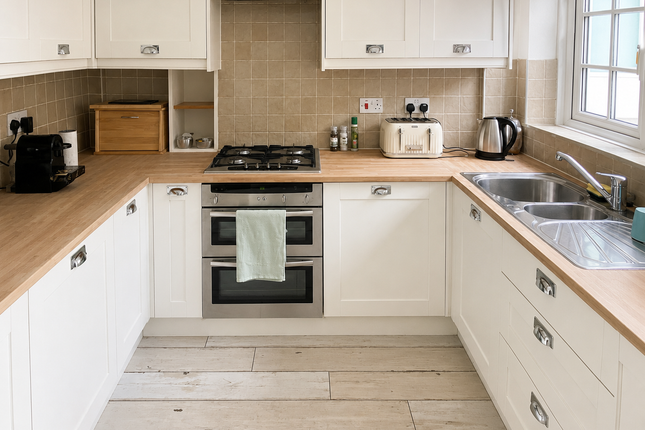 51a, Ross Road, London photo 2