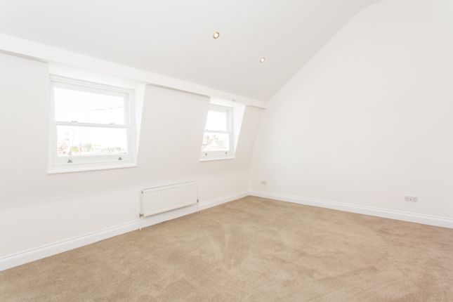 Terraced house to rent in Ellesmere Road, London