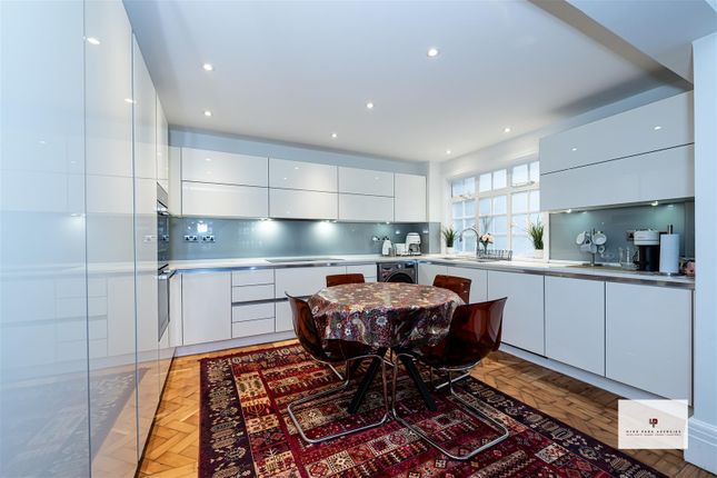 Flat 166, Chiltern Court, Baker Street, London photo 4