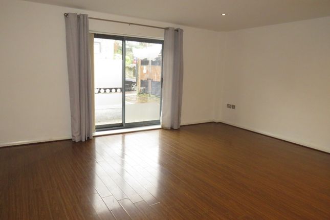 Flat to rent in Oldham Road, Sowerby Bridge