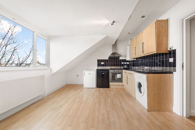 Flat 3, 19 Irwin Approach, Leeds photo 2