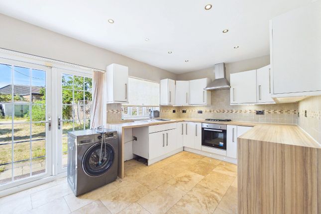 112 Fullarton Crescent, South Ockendon, Essex photo 2