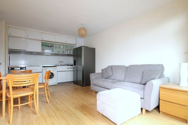 Flat 305, Ben Jonson House, Barbican, London photo 3