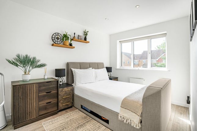 8, Charta Road, Surrey photo 4