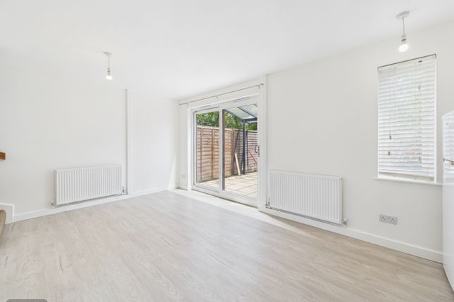 17 Capian Walk, Two Mile Ash, Buckinghamshire photo 4
