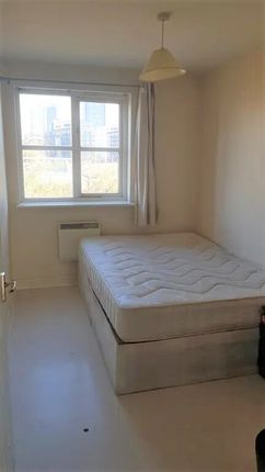 Flat to rent in Otter Close, Stratford, London