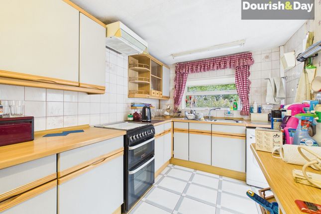 81 Littleton Crescent, Stafford photo 3