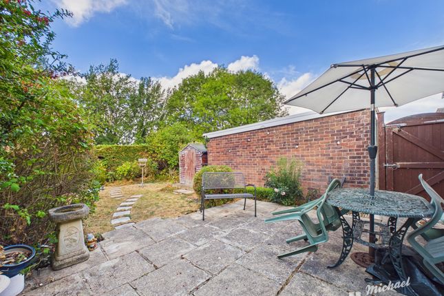 22 Dover Hedge, Aylesbury photo 3