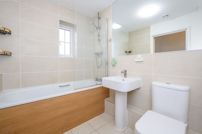 Flat 4, 48 Trenchard Close, Walton-On-Thames photo 5
