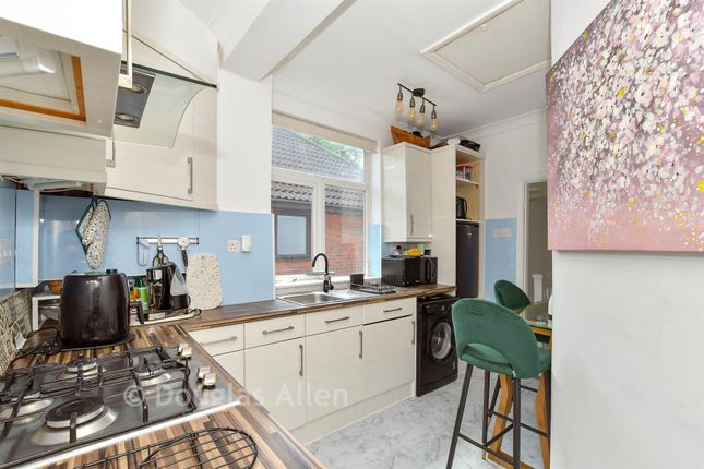 1A, Compton Avenue, Romford photo 4