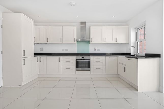 30 Dugdale Hill Lane, Potters Bar photo 4