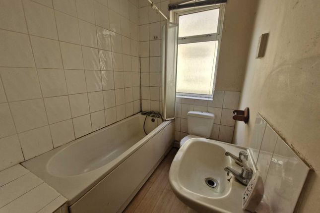 Flat for sale in Russell Rise, Luton