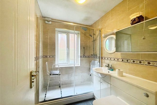 8, Lymington Court, Watford photo 4
