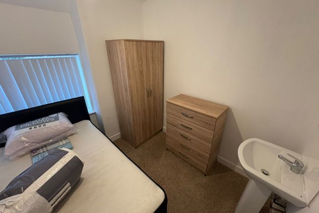 6-bed terraced on 27 Valley Road, Walsall, £40/mo