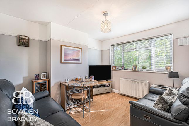 44a, Dryden Close, Hainault photo 2