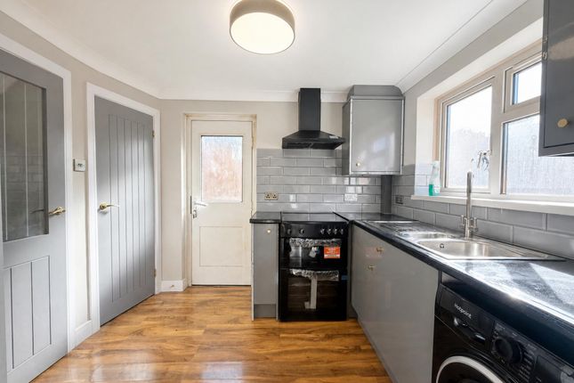75, Sutton Field, Bordon photo 5