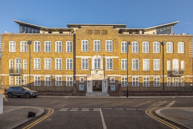Duplex to rent in Ferndale Road, London