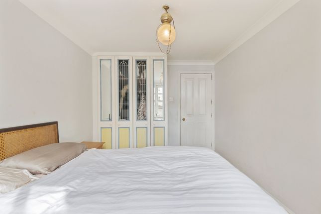 Flat to rent in Albany Mews, London