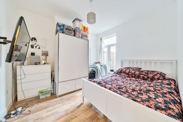 Flat A, 30, Crusoe Road, Mitcham photo 4
