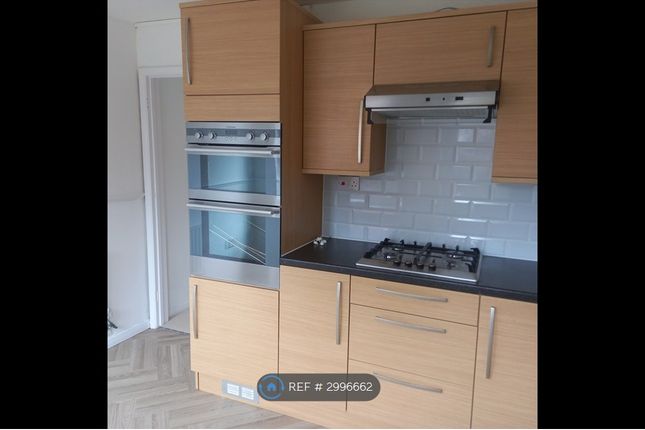 Fleetwood Court Freshbrook, Swindon photo 2