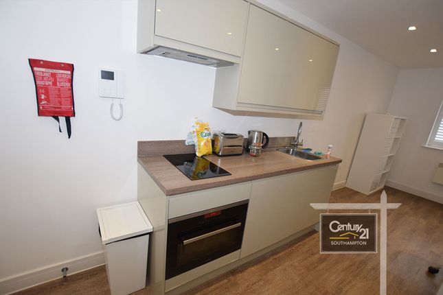 Flat to rent in |Ref:R205925|, Canute Road, Southampton