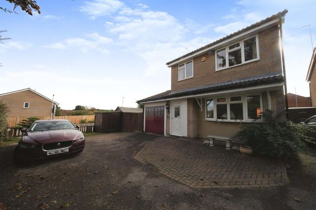 Thumbnail Detached house for sale in Cheslyn Close, Luton