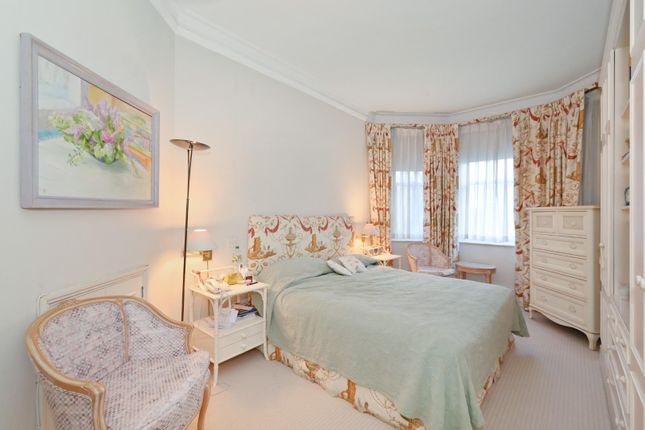 Flat for sale in Oakwood Court, Holland Park, London