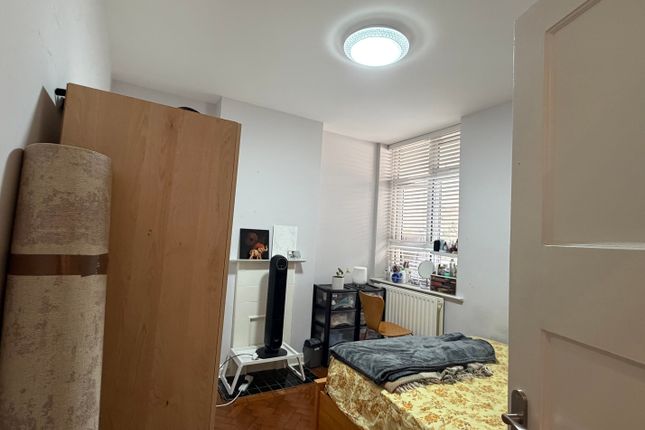 35 Parade Mansions, Watford Way, London photo 5