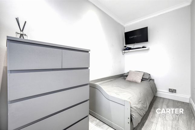 Flat for sale in Grey Towers Avenue, Hornchurch