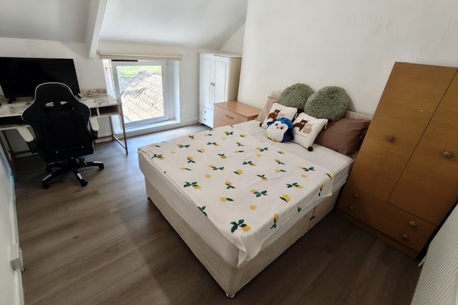 1-bed flat on Room 5, 139 King Edwards Road, Swansea, £370/mo