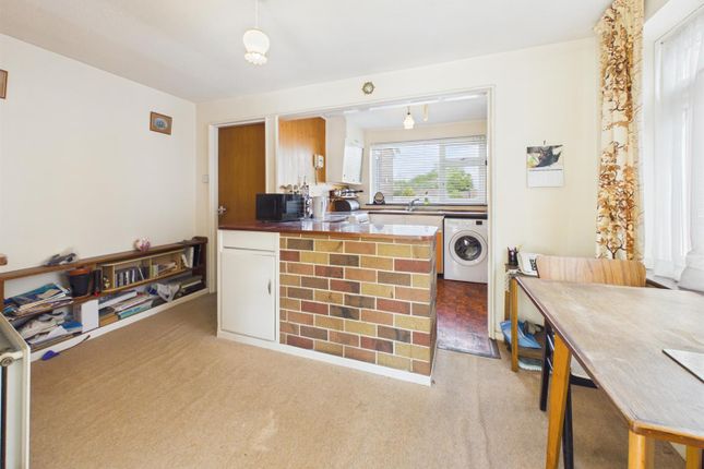 19, Stoneham Close, Reading photo 2