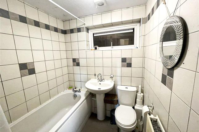 71, Neston Gardens, Leicester photo 4