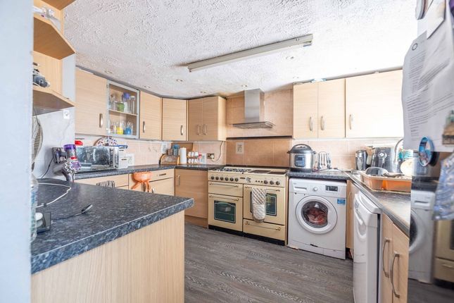 35, Burgett Road, Slough photo 2