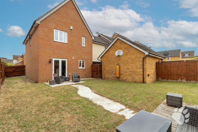 18, Murray Way, Wickford photo 2