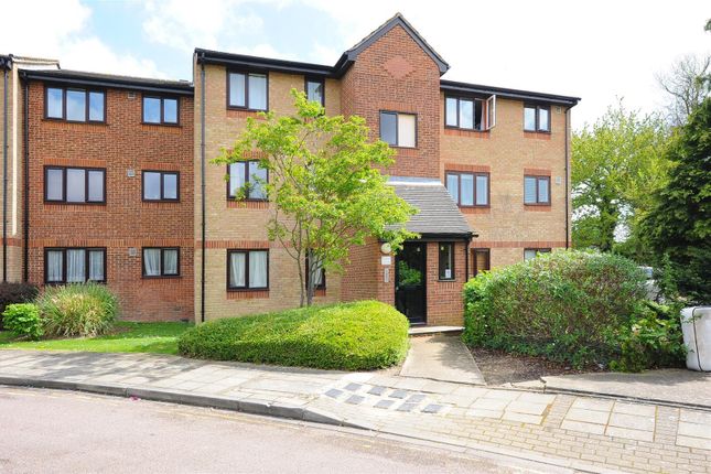 Thumbnail Flat to rent in Chartwell Close, Ealing