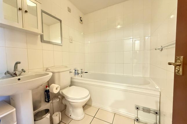 88, Pittman Gardens, Ilford photo 5