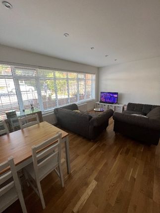 2 bed flat to rent in Woodmansterne Road, Coulsdon CR5