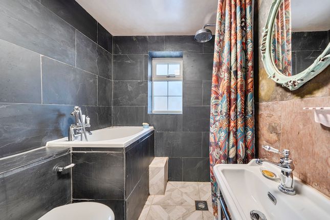 22 Eagle Drive, London photo 3