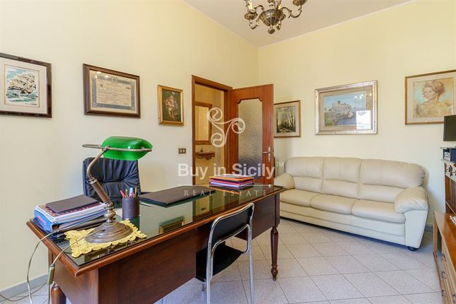 Villa for sale in Piazza Duca Di Camastra, Sicily, Italy