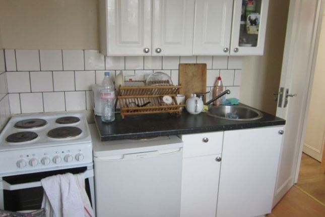Flat to rent in Turnville Road, West Kensington