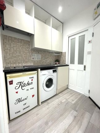 Thumbnail Flat to rent in Arnold Road, London