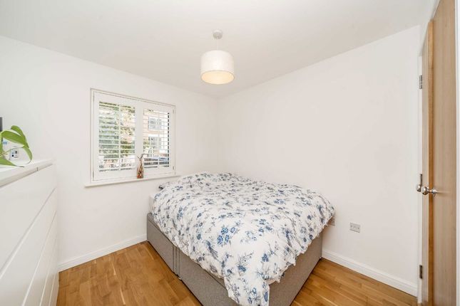 2 Sherwood Court, Highwood Close, London photo 5