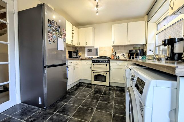 28, York Close, Bordon photo 4
